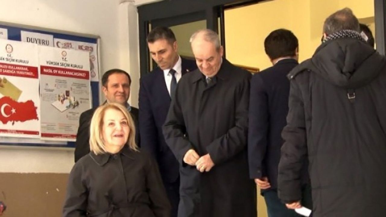 Emekli Orgeneral İlker Başbuğ, oyunu Kadıköy'de kullandı