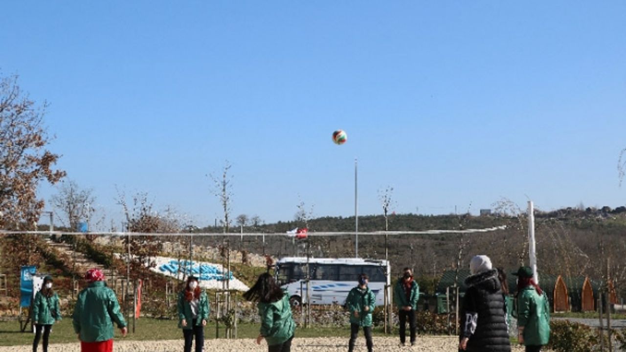 Öğrenciler temiz havada yürüyüş yaptı, ok atmayı öğrendi