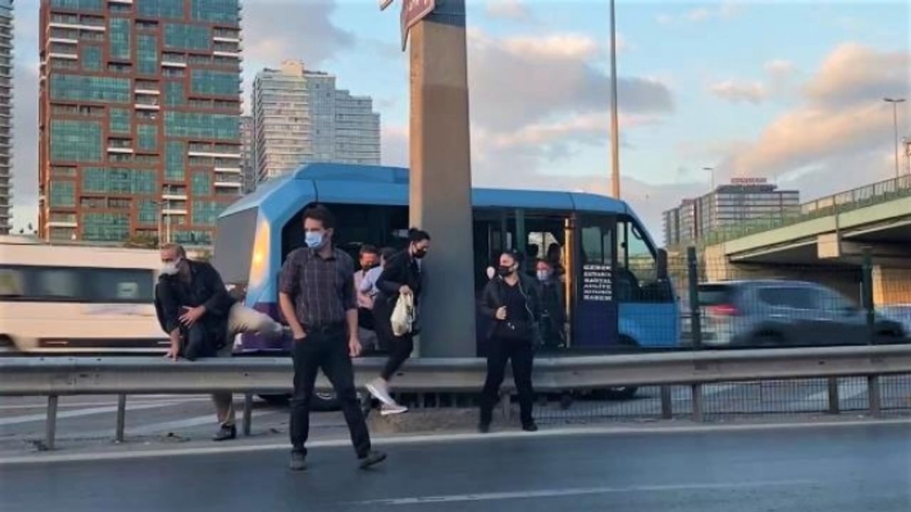 KADIKÖY'DE 'ÖLÜM DURAĞI' TEHLİKE SAÇIYOR