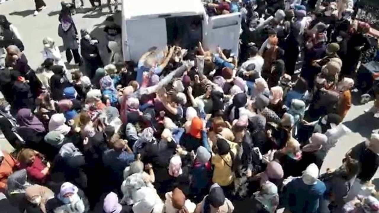 Ümraniye’de 50 TL'lik halı izdihamı