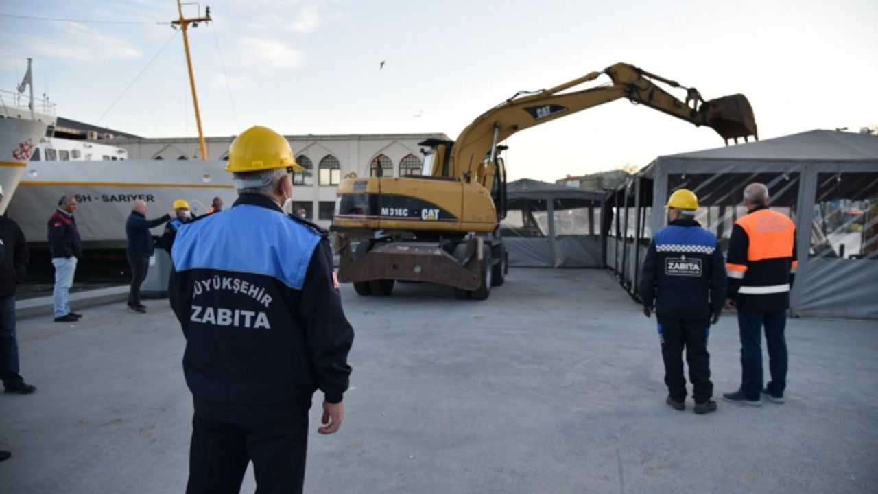 Kadıköy Meydanı'ndaki kaçak yapılar yıkılıyor