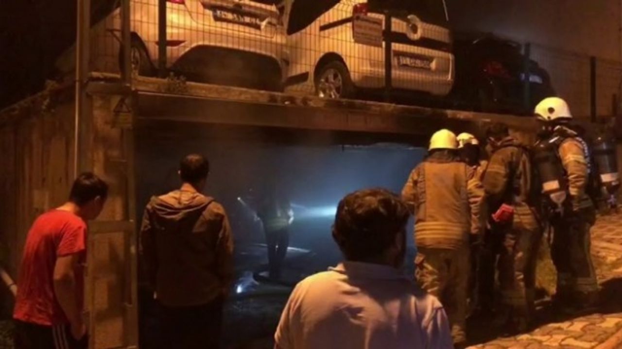 Ümraniye’de Kapalı Otoparkta Çıkan Yangında 5 Araç Yandı