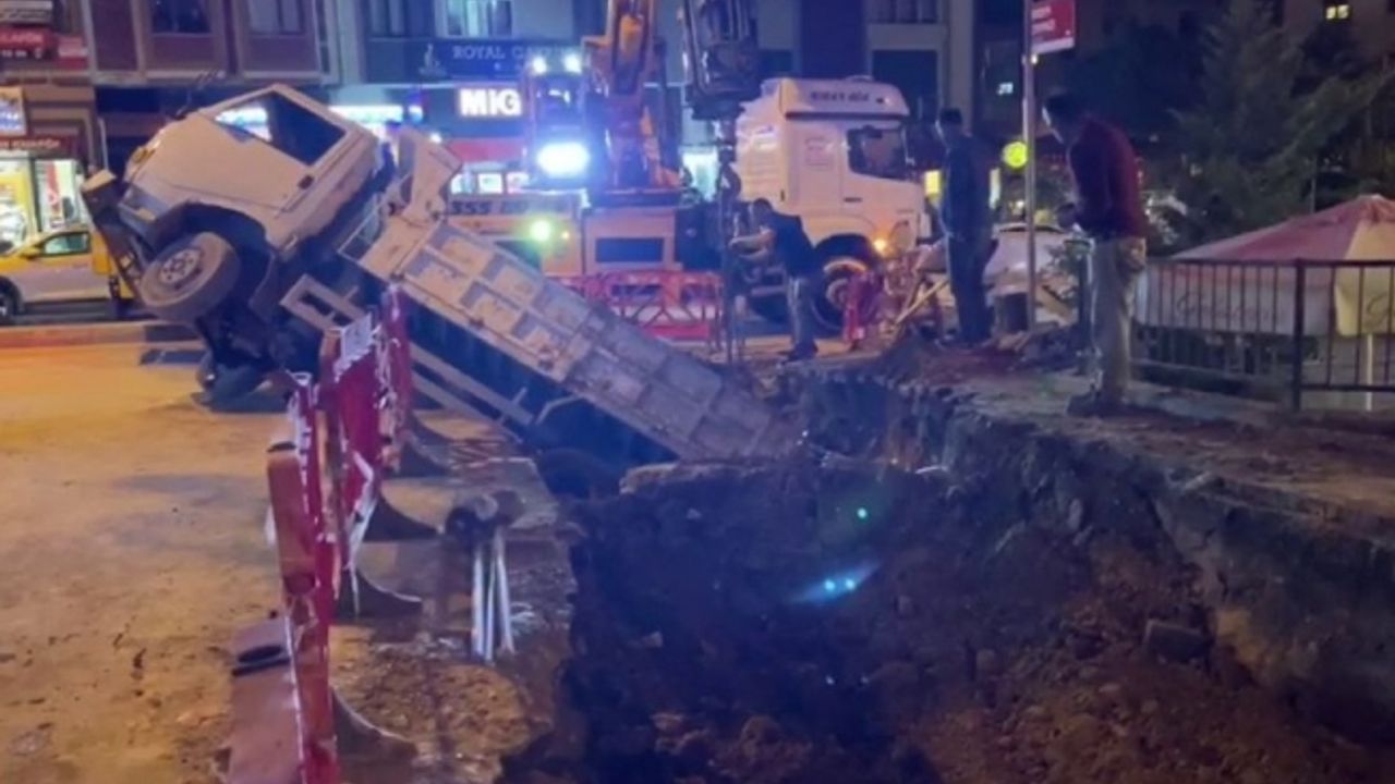 Üsküdar'da İSKİ çalışmasında kamyonet çukura düştü