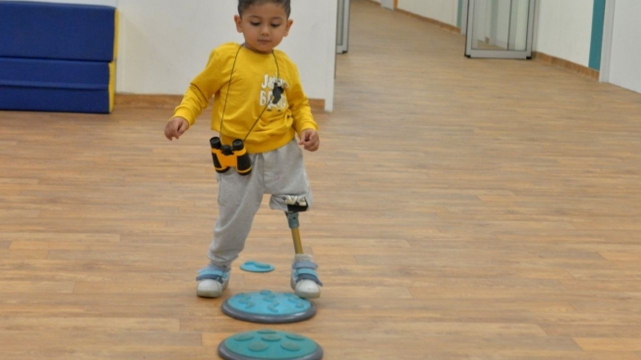 Annesinin kucağında enkaz altında kalan Hasan bebek, protezle yaşama tutundu