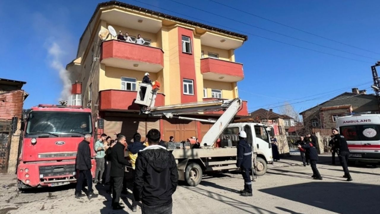 Hakkari'de yangın çıkan evde mahsur kalan 7 kişi kurtarıldı