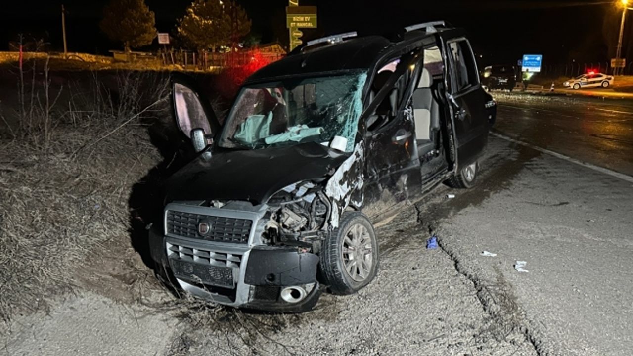 Sivas’ta hafif ticari araç ile minibüs çarpıştı: 2’si ağır, 7 yaralı