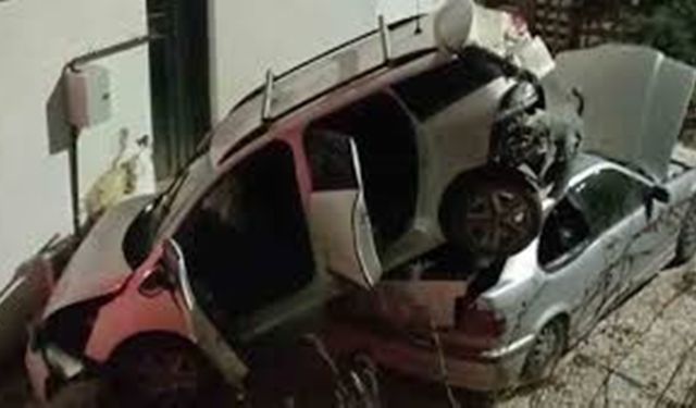 Kontrolünü yitiren araç park halindeki aracın üstüne uçtu! 1 kişi yaralandı
