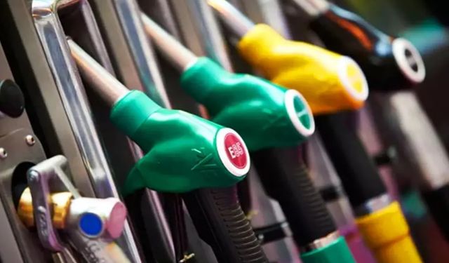 Akaryakıt fiyatları güncellendi: Benzin ve motorine zam geldi