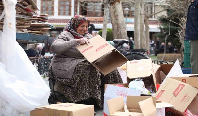 70 yaşındaki kadın karton toplayarak geçimini sağlıyor