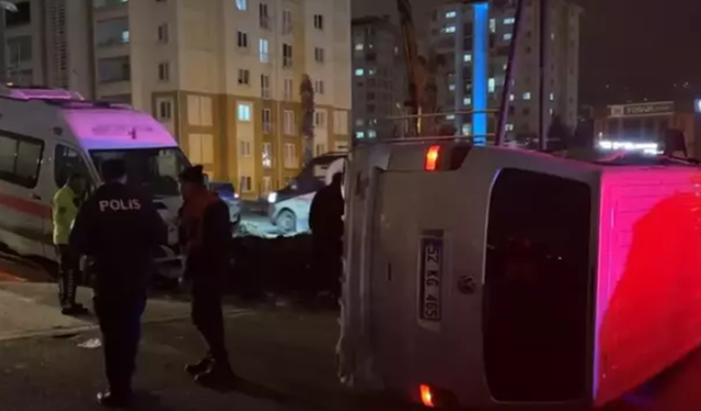 Ambulans ile minibüs çarpıştı! 5 kişi yaralandı