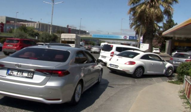 Deprem sonrası akaryakıt istasyonlarında uzun kuyruklar meydana geldi