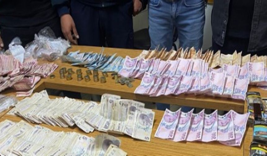 Görme engelli taklidi yapan dilencinin üzerinden çıkan para şaşkına çevirdi