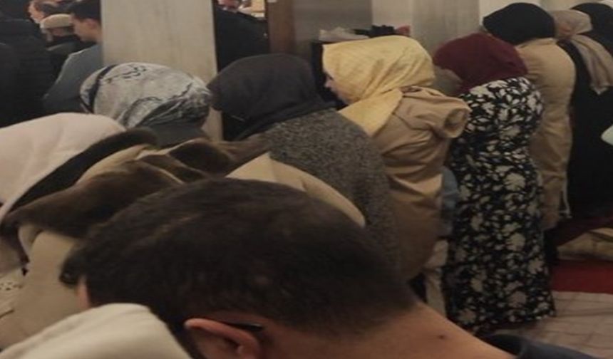 Üsküdar’daki bir camide tartışma yaratan fotoğraf! Sosyal medya bunu konuşuyor