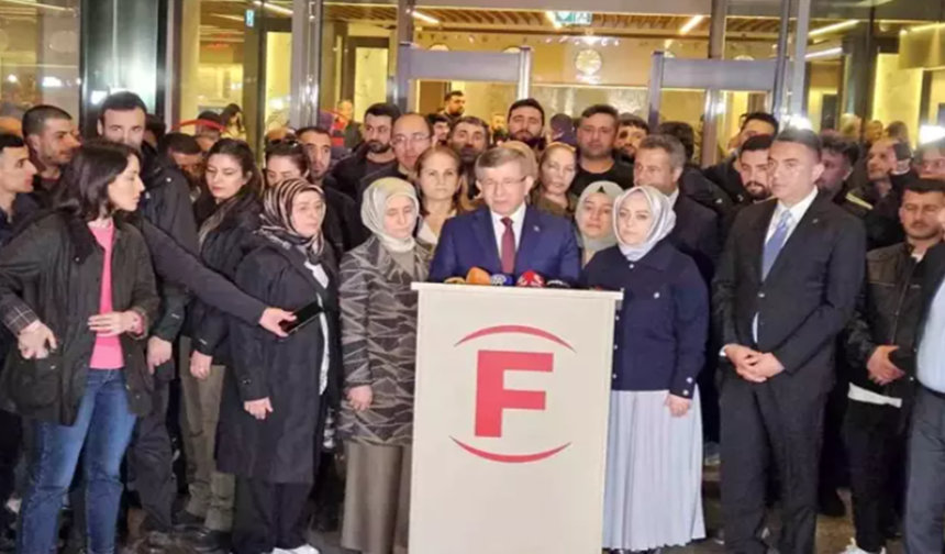 Ahmet Davutoğlu, Sırrı Süreyya Önder'i ziyaret etti
