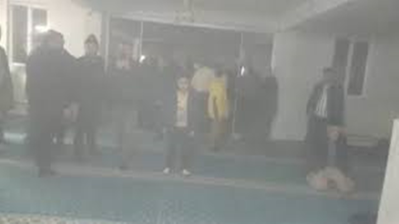Teravih Namazi Sirasinda Camide Yangin Cikti-1