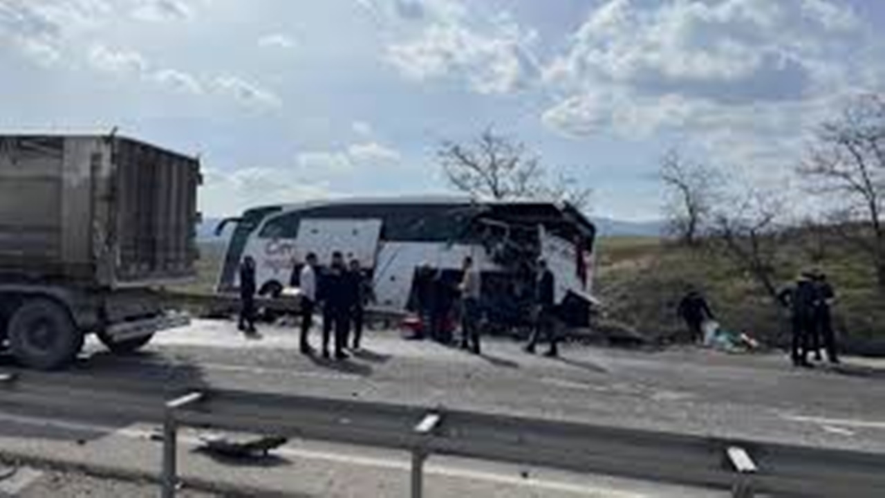 Tir Otobuse Carpti 1I Agir 11 Kisi Yaralandi-1